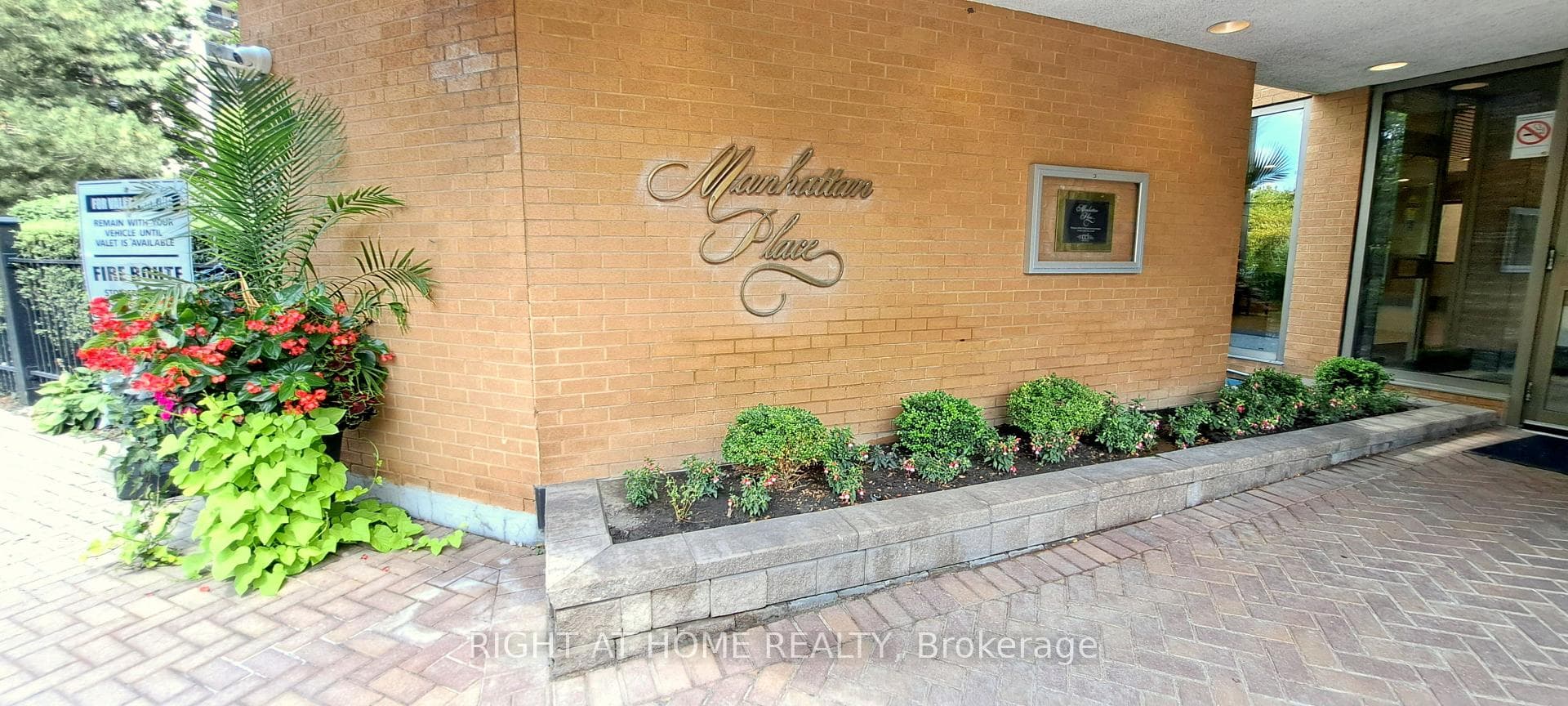 131 Beecroft Road Unit 1607 photo 4