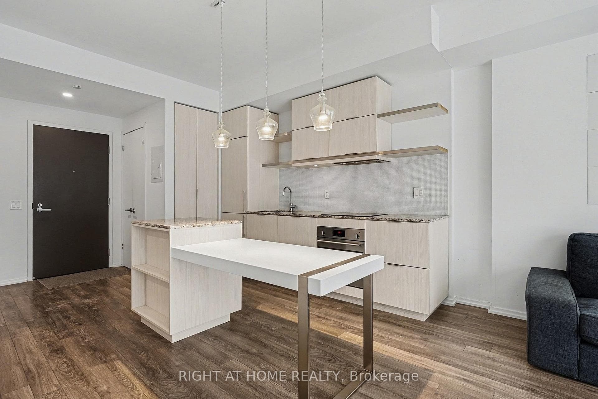 197 Yonge Street Unit 1307 photo 9