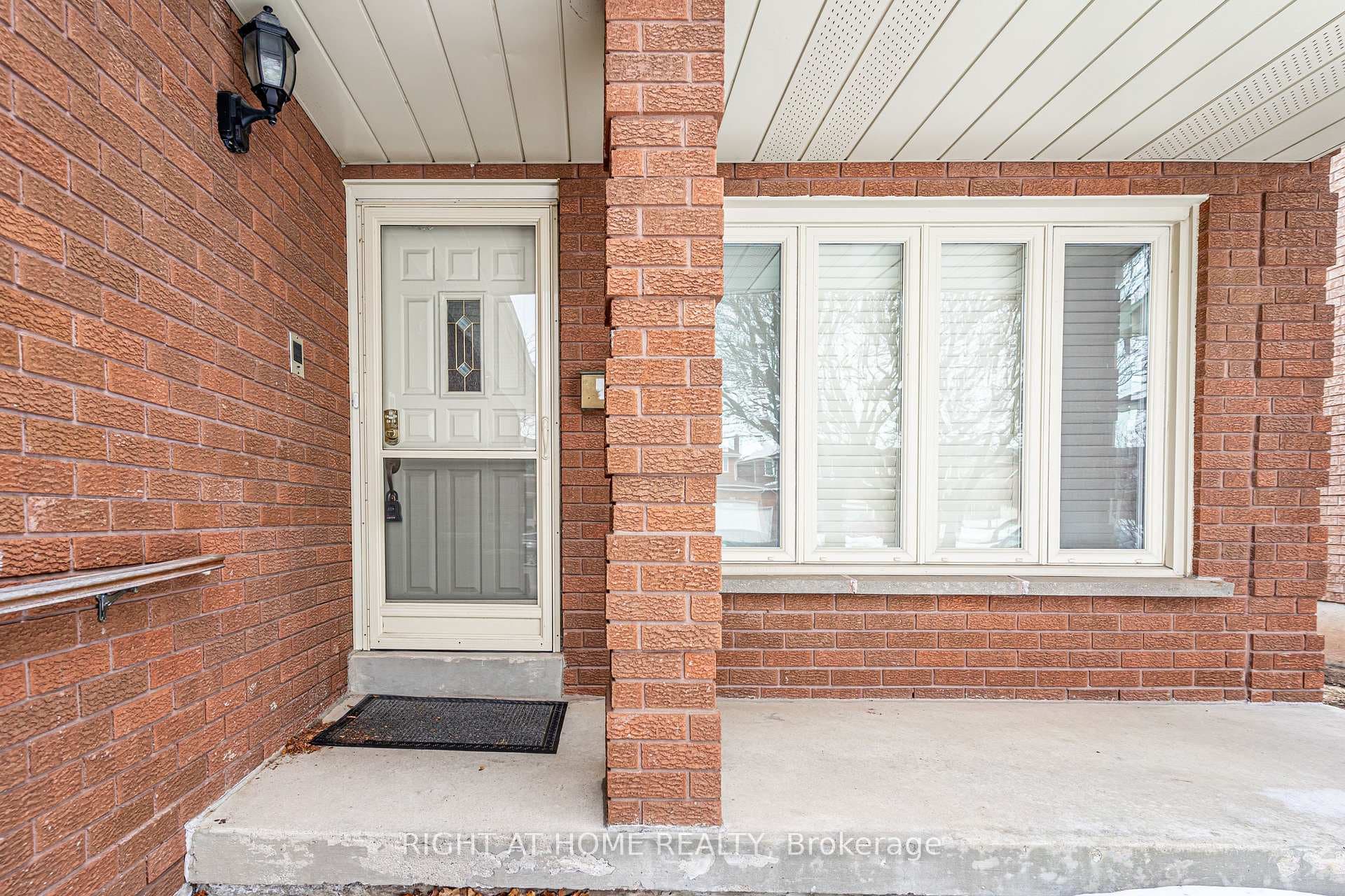 2136 Wincanton Crescent photo 2