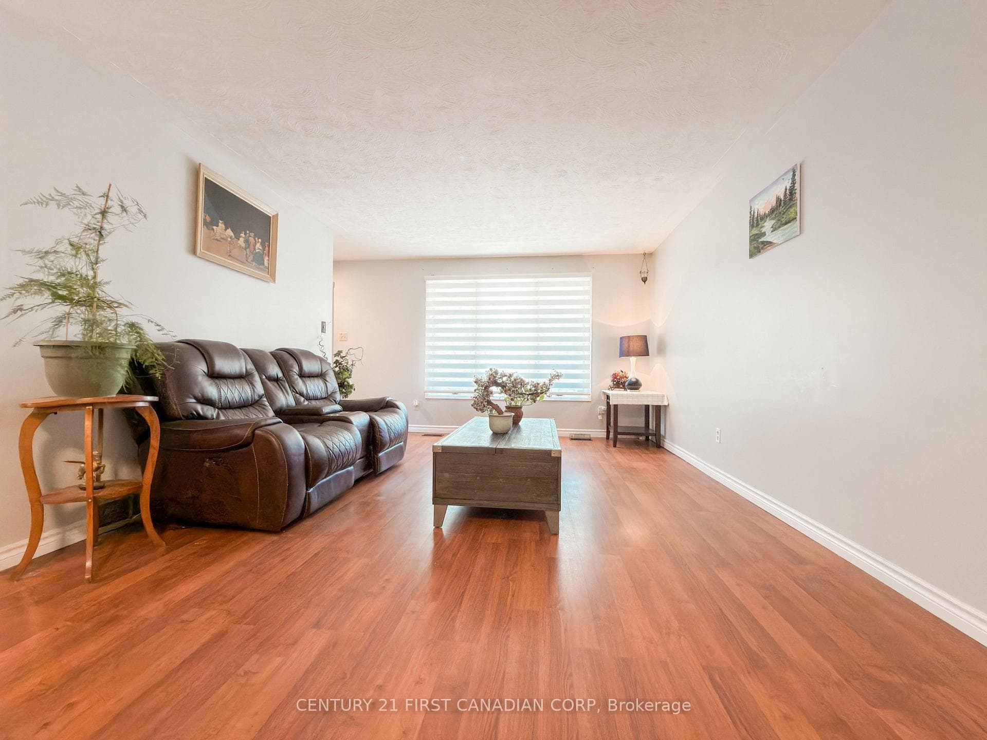 8 Poplar Crescent photo 4