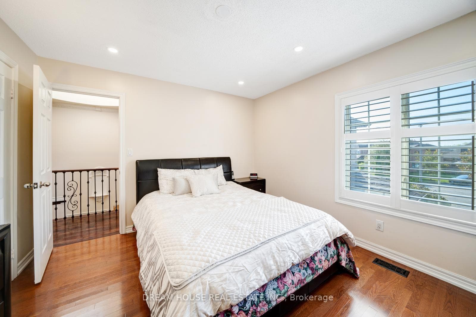 1572 Nipissing Court photo 28