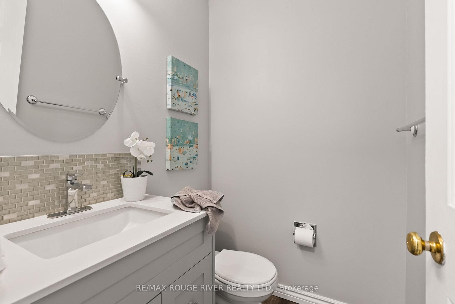 211 Bassett Boulevard photo 18