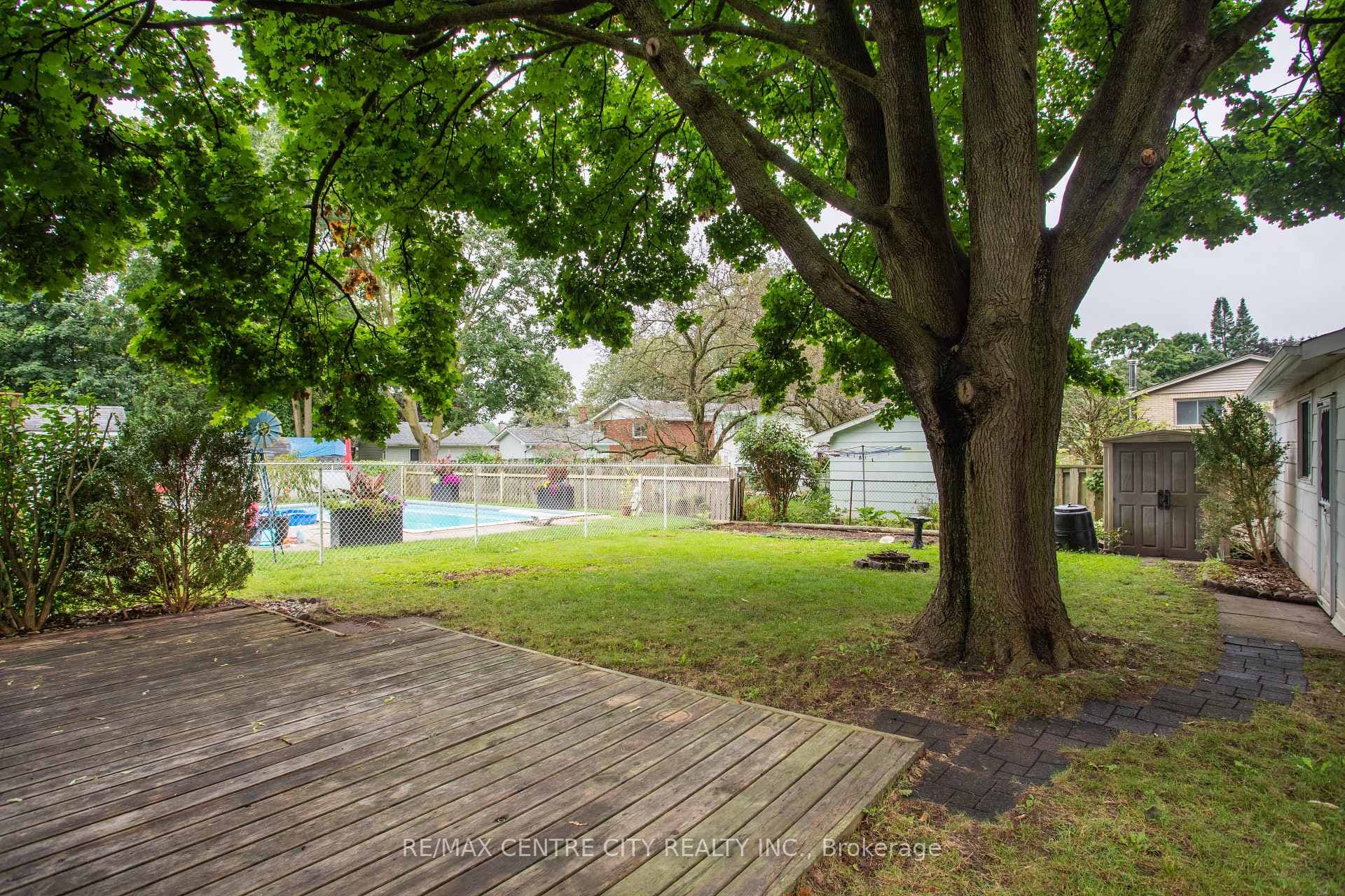 19 Maxwell Crescent photo 33