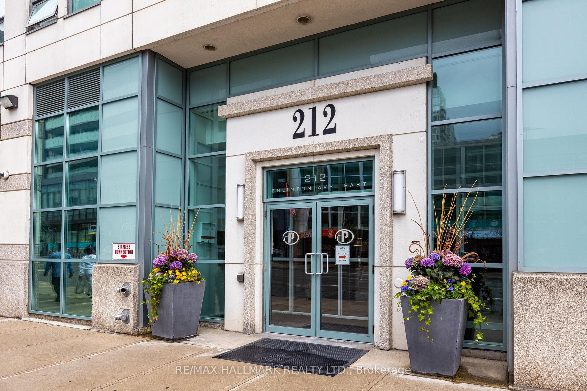 212 Eglinton Avenue Unit 804 photo 3