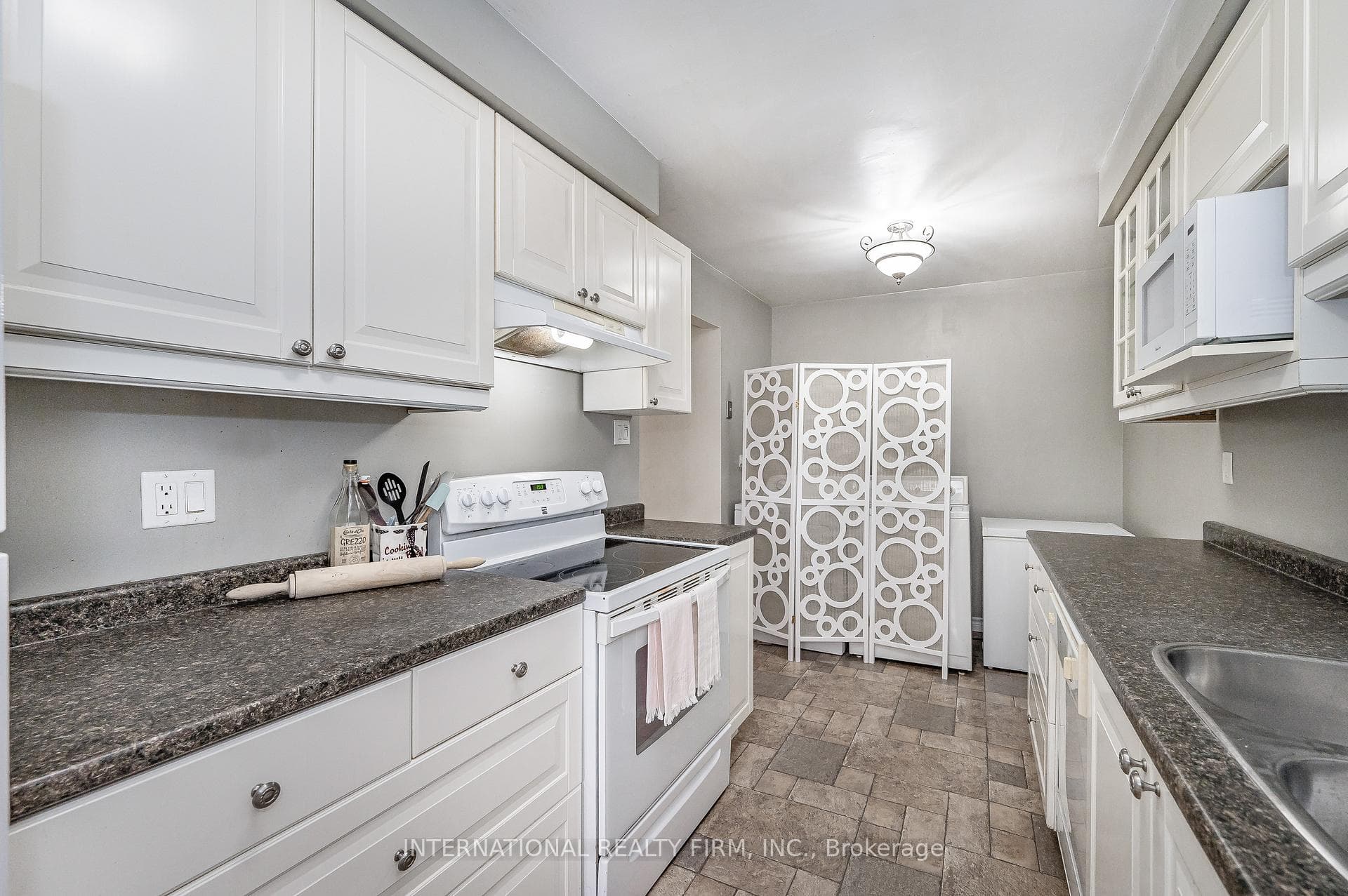 1568 Newlands Crescent Unit 52 photo 15