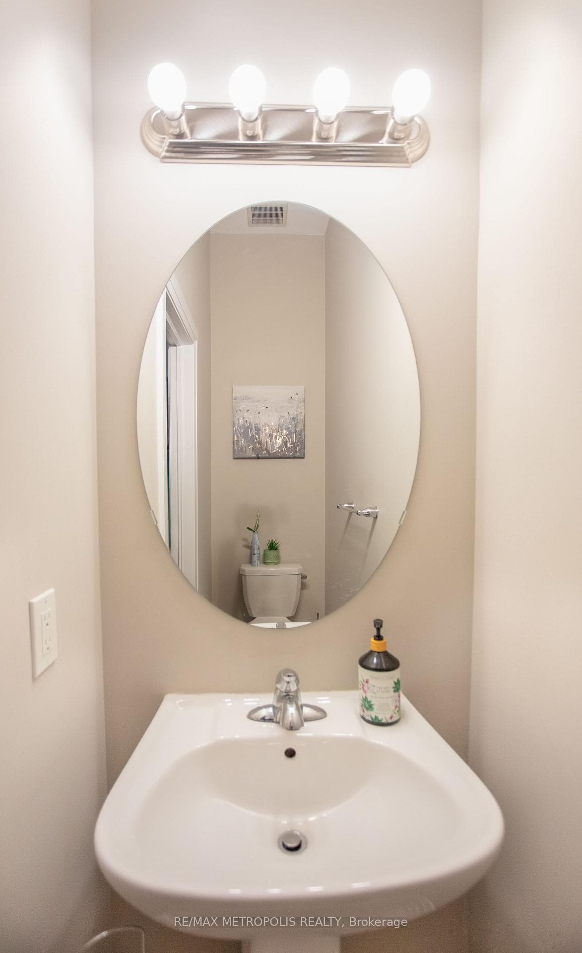 1084 Orenda Street photo 12