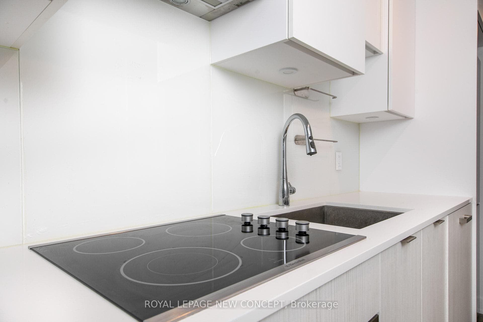 99 Broadway Avenue Unit 3305 photo 4