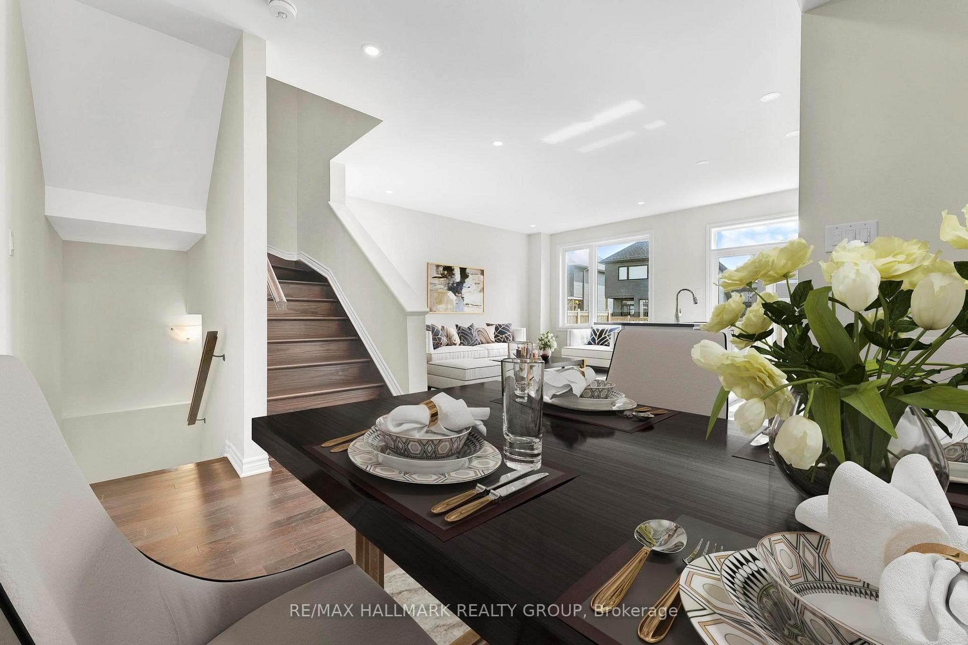 566 Cannes Crescent photo 15