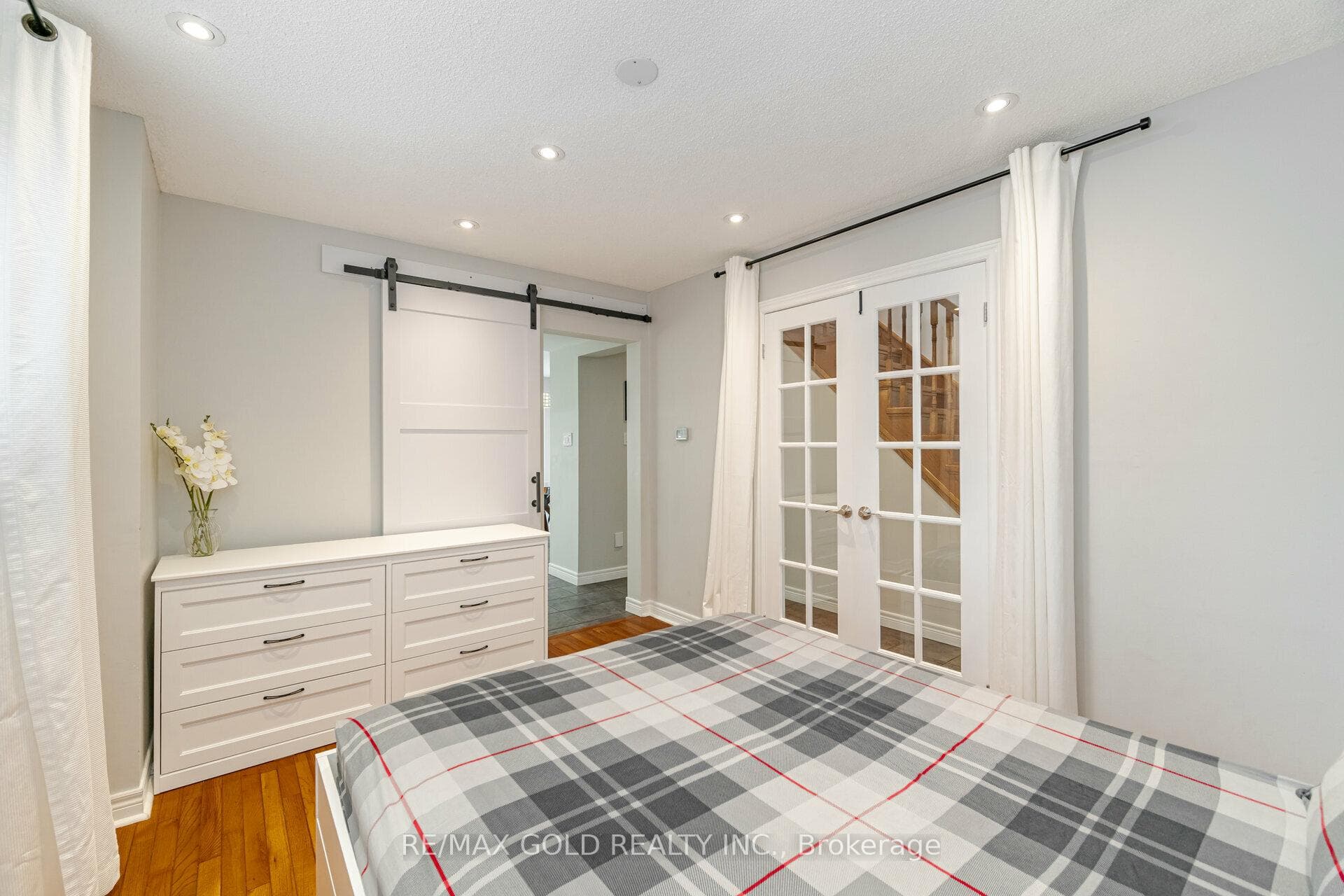 12 Hall Crescent photo 18