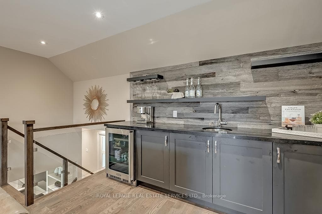 549 Vyner Crescent photo 24