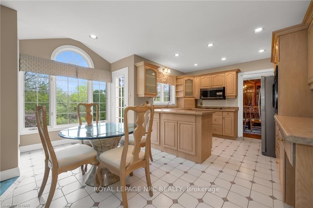 7 LESLIE Place photo 26