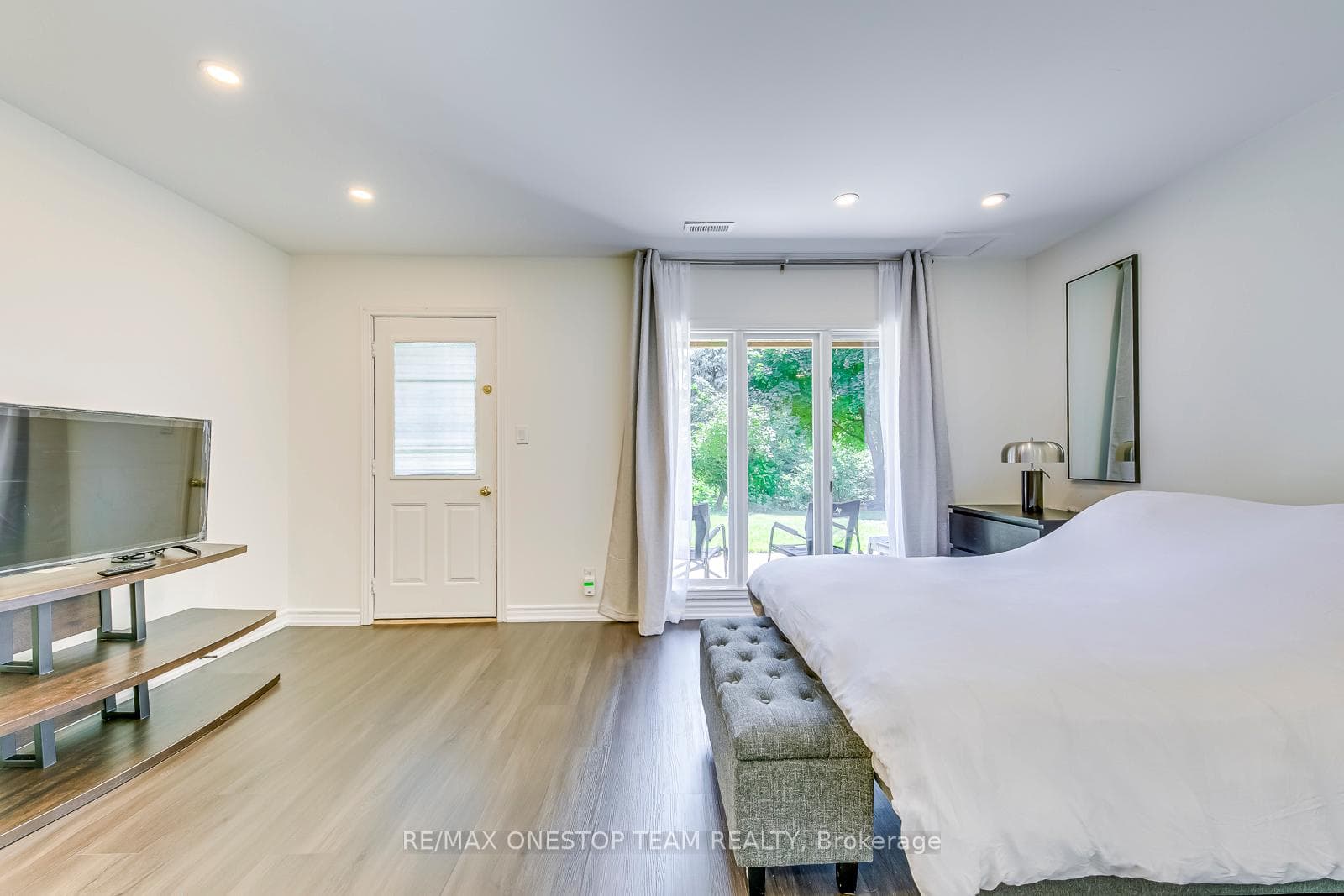 1068 Queens Avenue photo 26