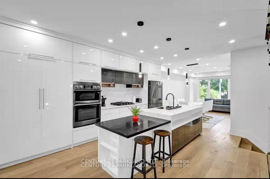 978 Carlaw Avenue photo 7