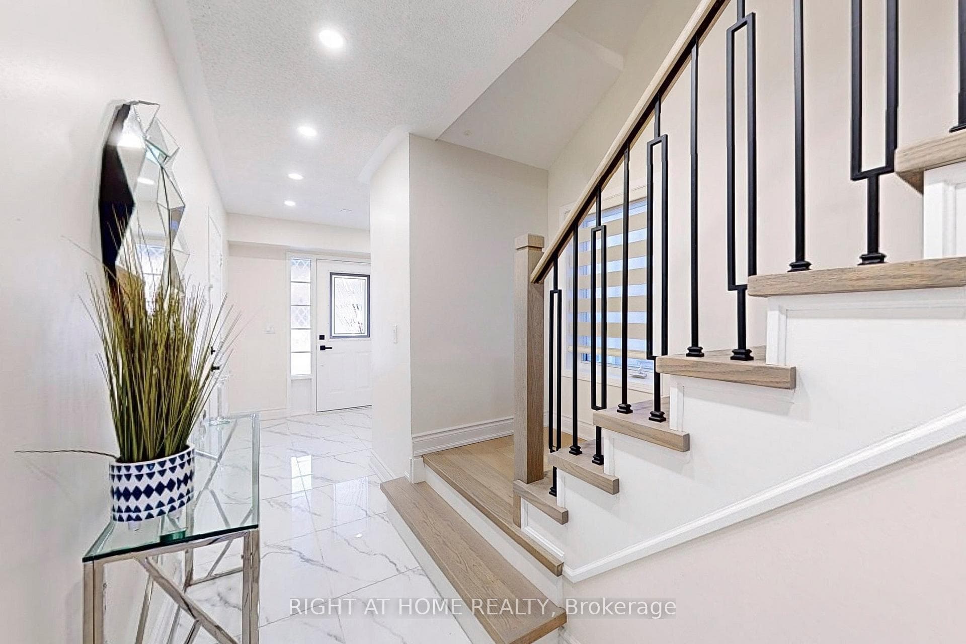 4762 Colombo Crescent photo 5