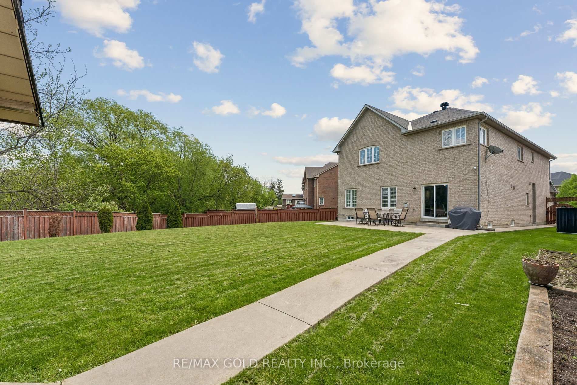 74 Avalanche Crescent photo 40
