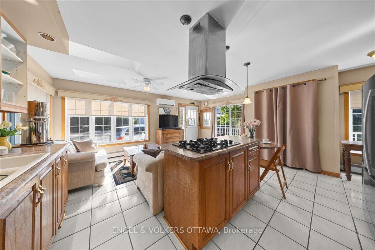 528 St Lawrence Street photo 9