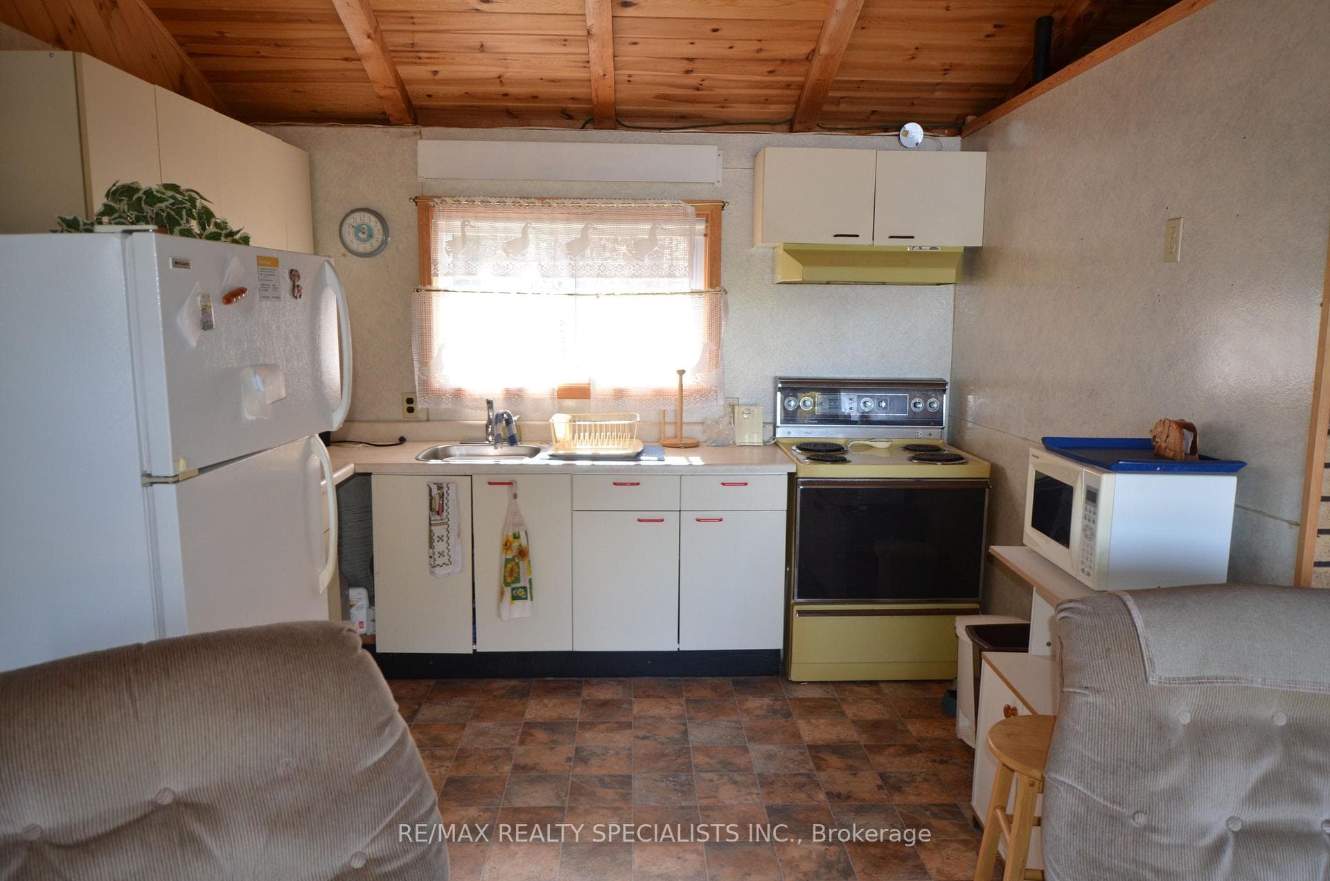 1010 LARIX Lane photo 6