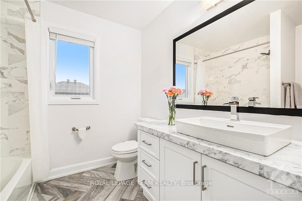 241 SUNSET Crescent photo 21