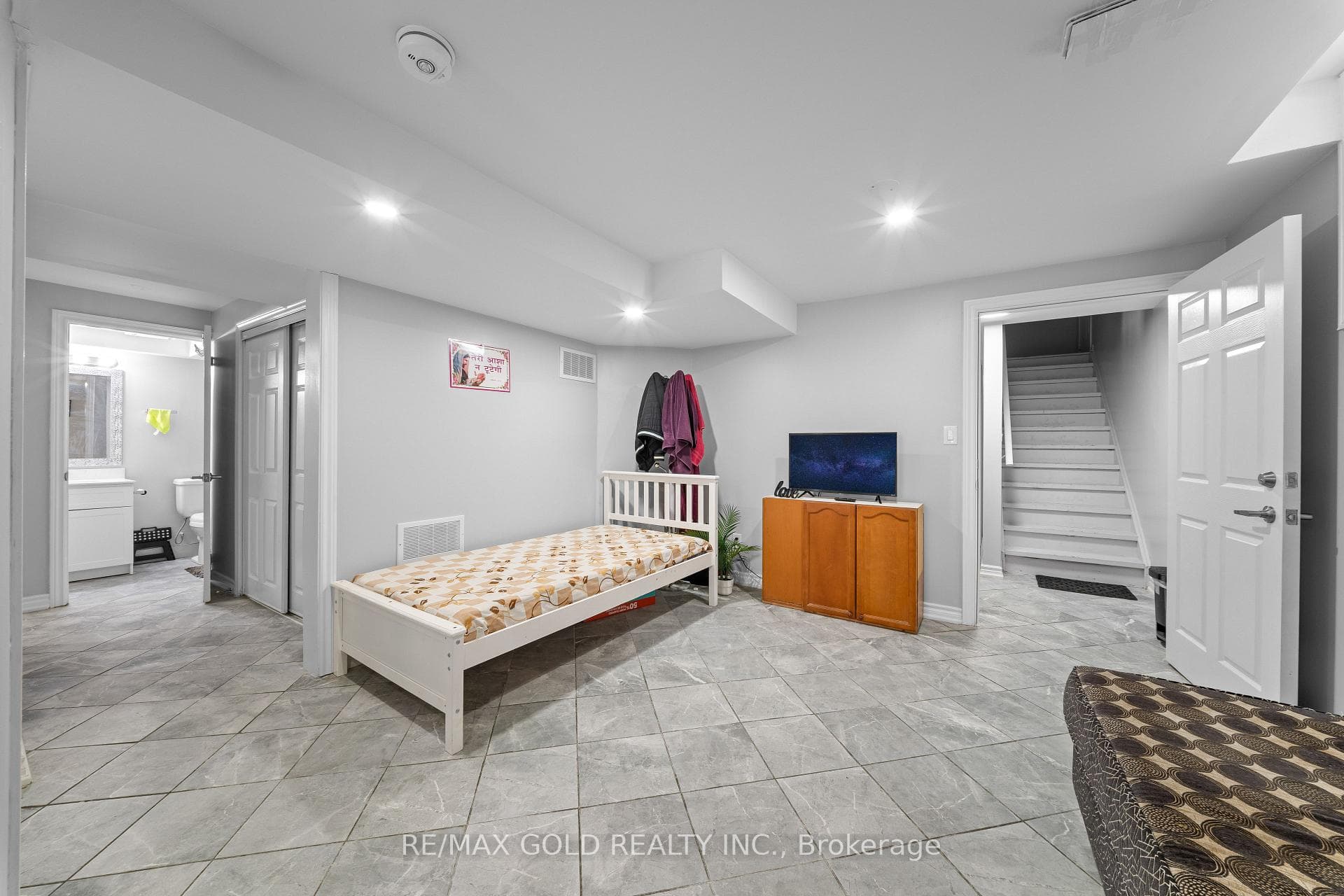 8 Bayridge Drive photo 24