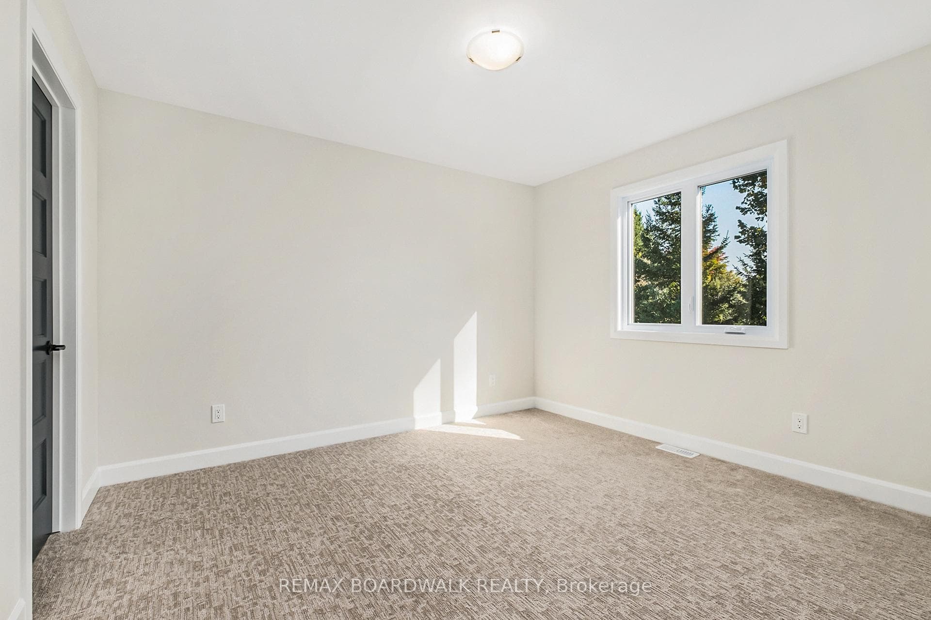 1064 CHABLIS Crescent photo 8