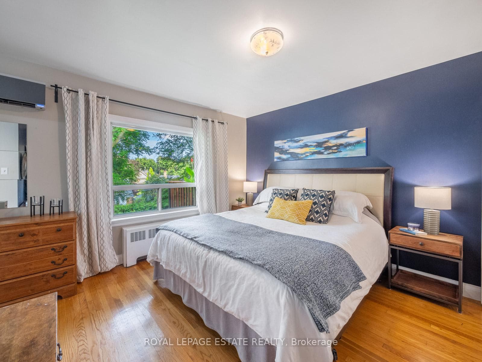 4669 Dundas Street photo 18