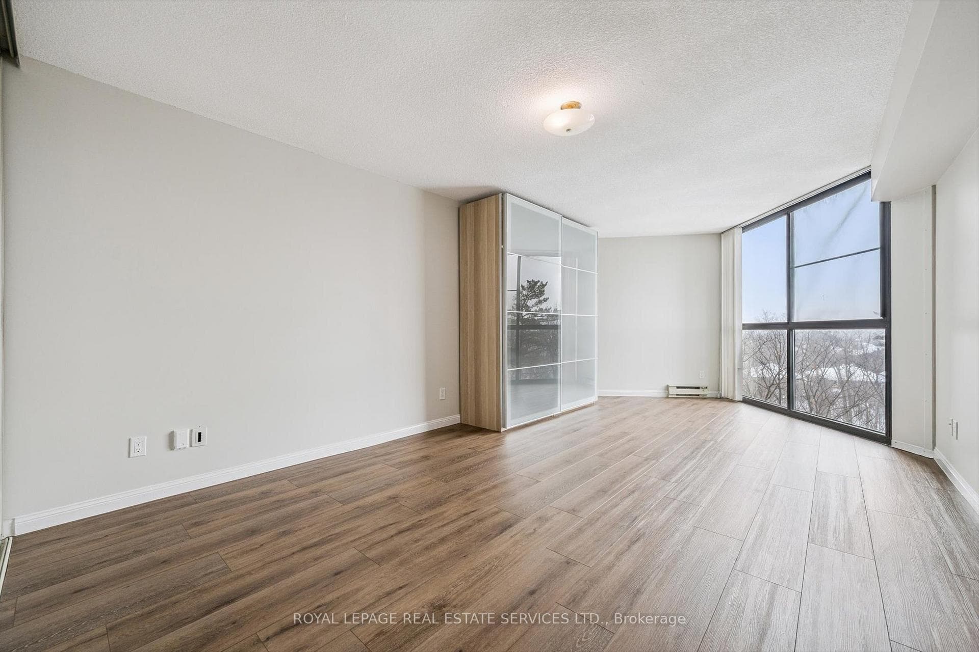 Spacious Bedroom w/New Engineered Hardwood Floor
