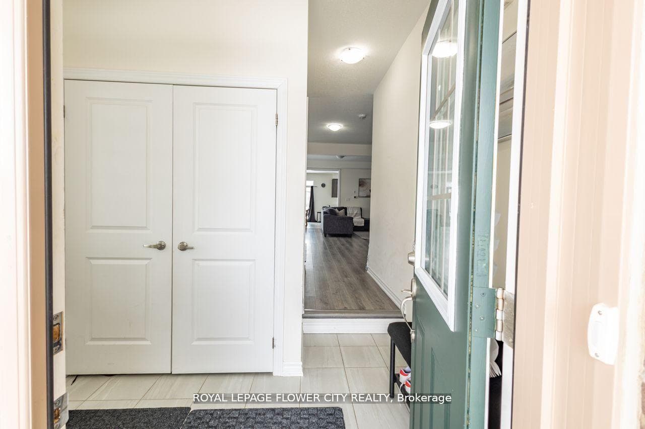 13 Ferragine Crescent photo 7