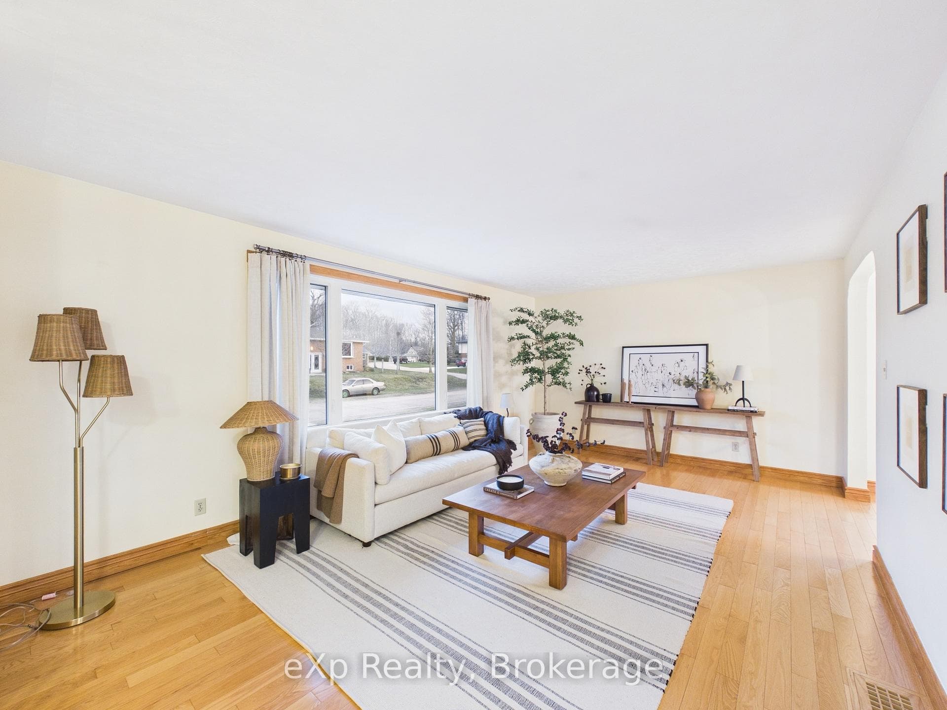 422 Wellington Street photo 4