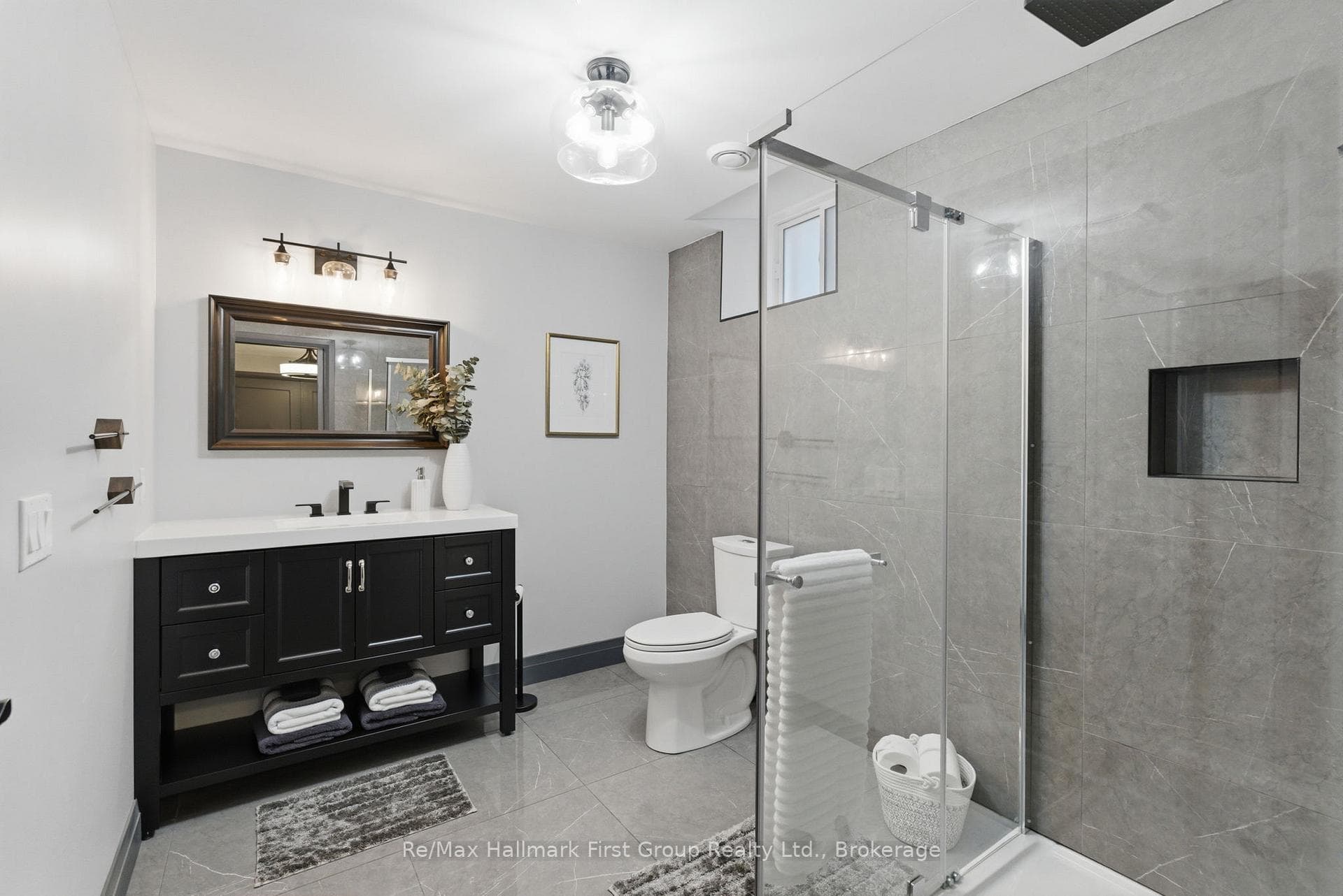 Luxury bathroom with Porcelain Tiles