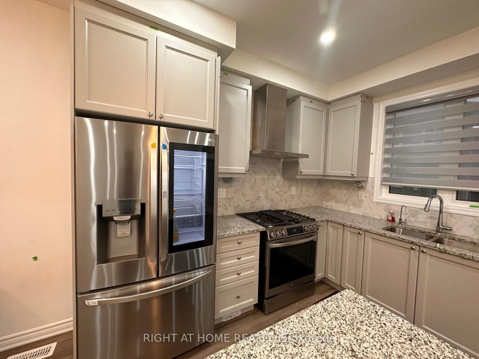 1568 Moira Crescent photo 6