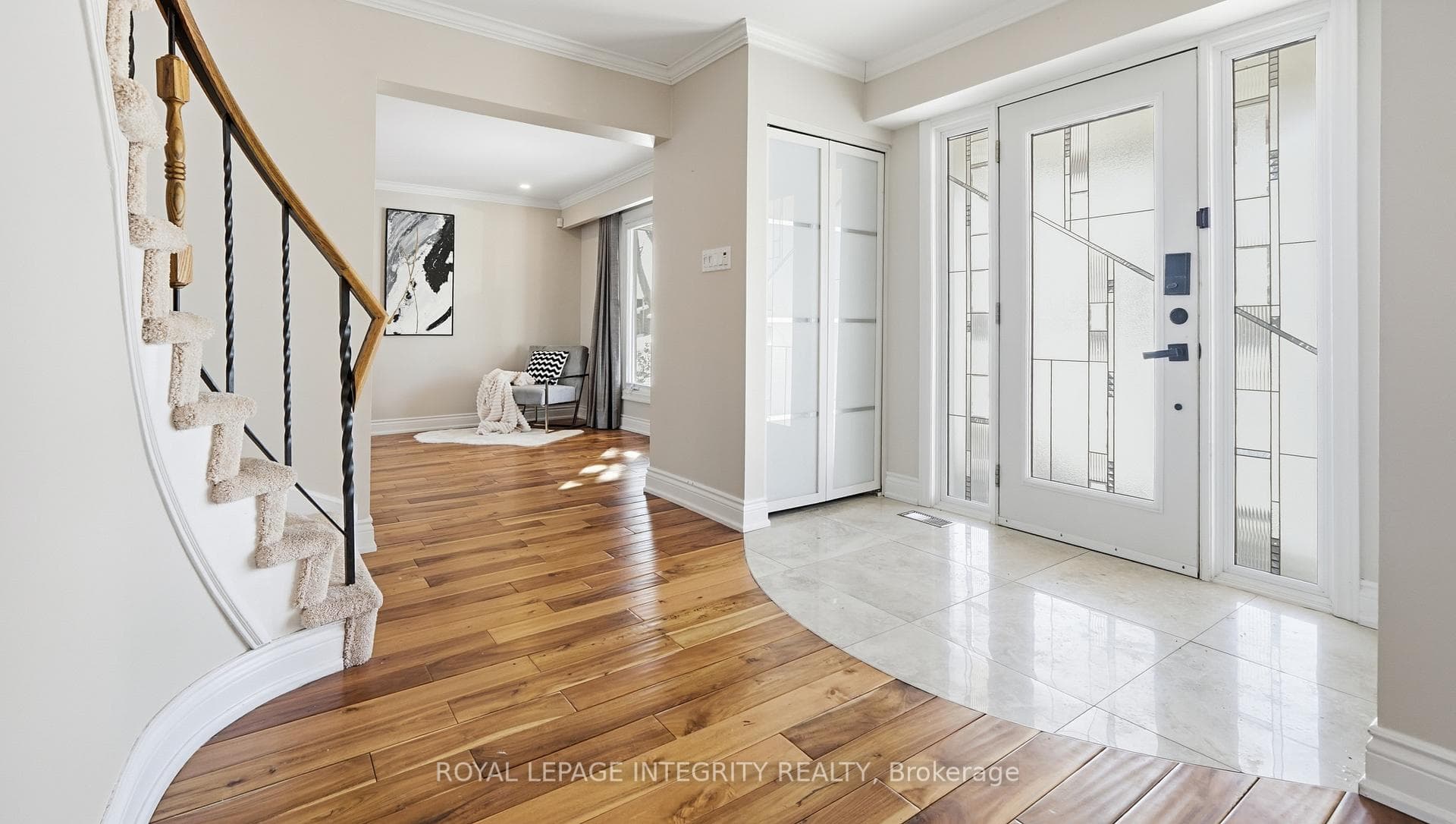 Ample entrance hall