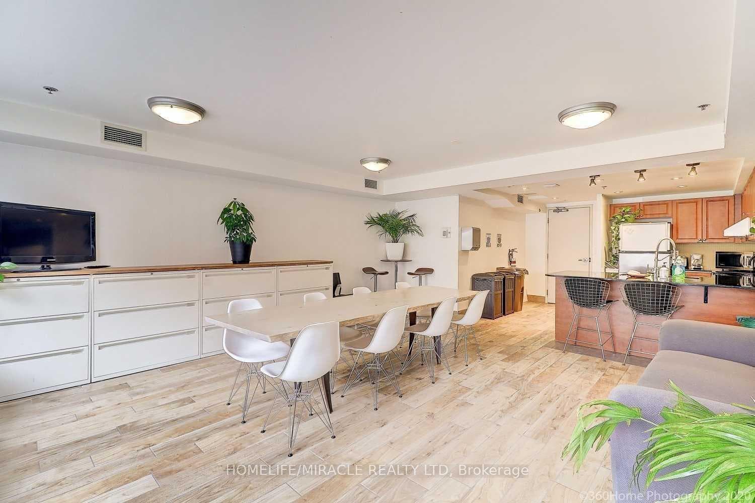 225 Wellesley Street Unit 607 photo 3