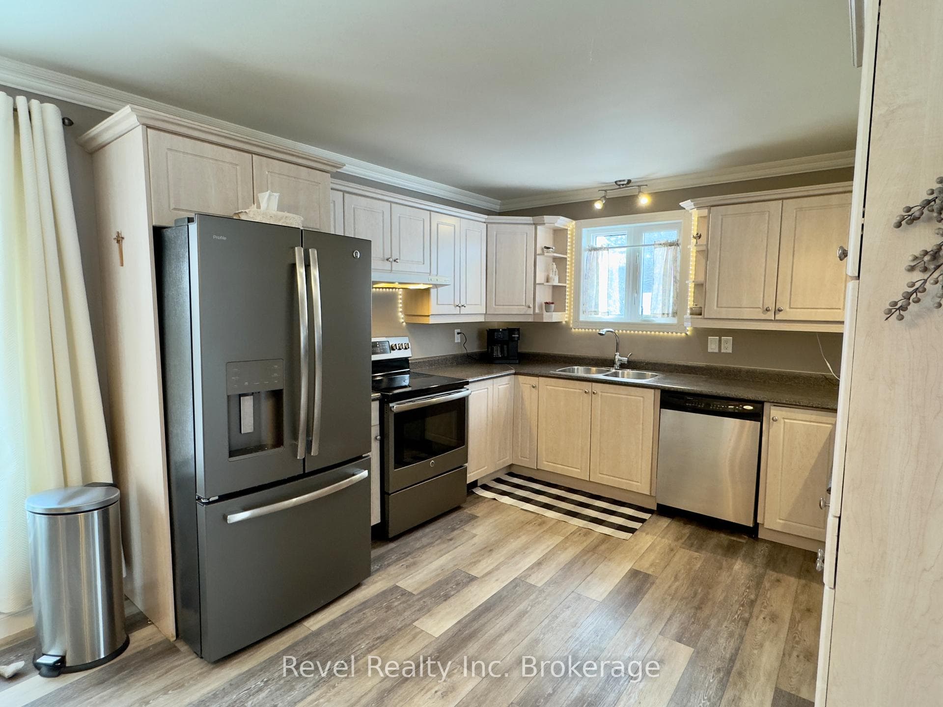 361 Louis Street photo 7