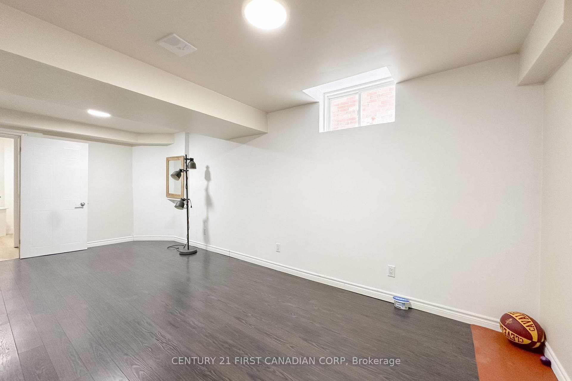 673 Silversmith Street photo 23