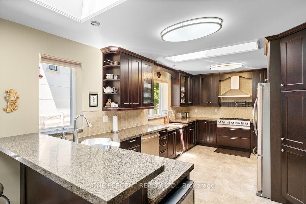 583 Stephens Crescent photo 11