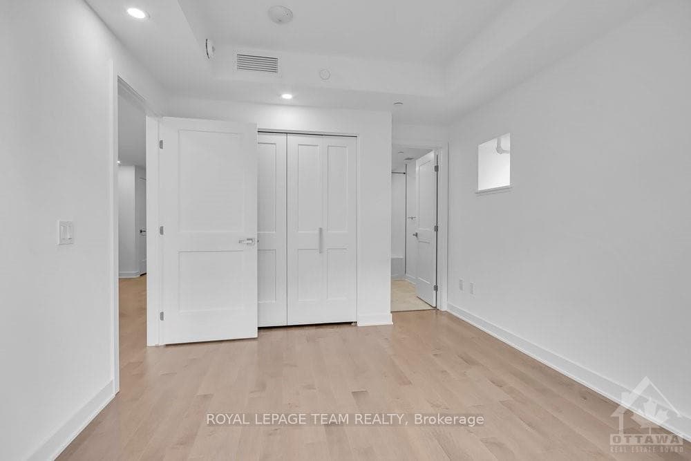 340 QUEEN Street Unit 1001 photo 14