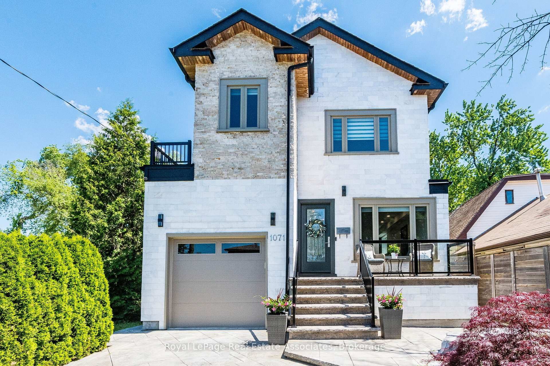 1071 Westmount Avenue photo 1