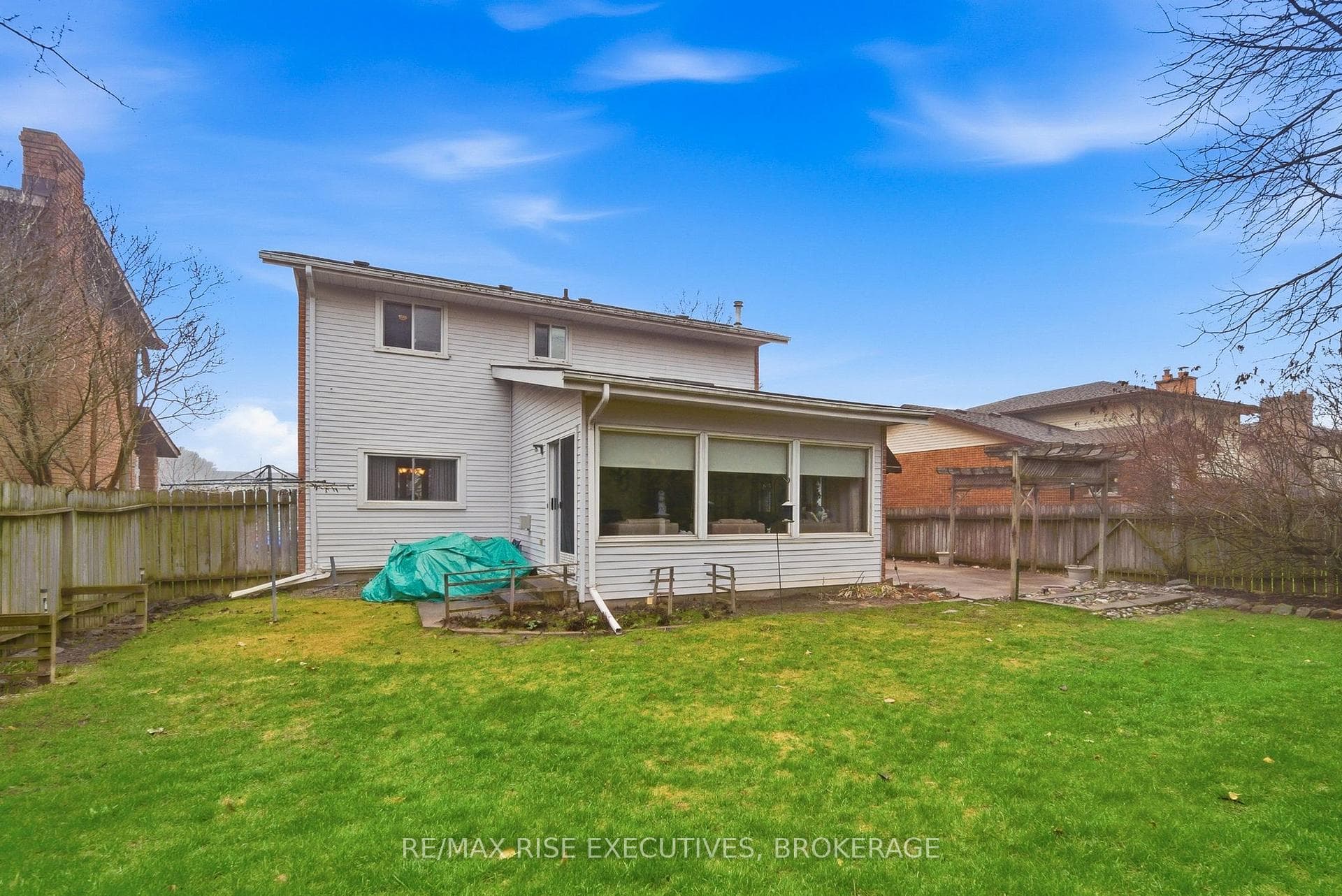127 Nicholson Crescent photo 39
