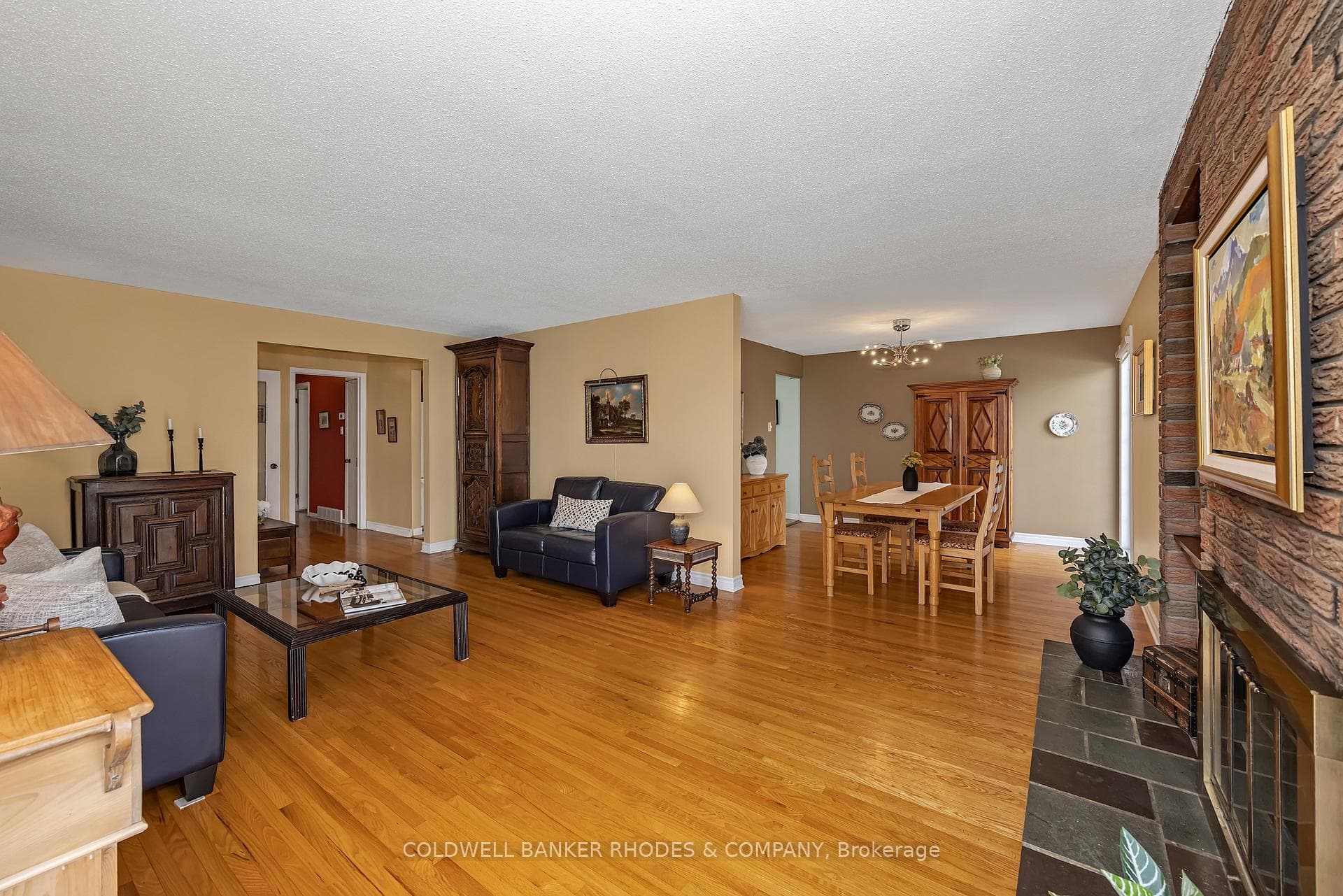 2047 Woodglen Crescent photo 6