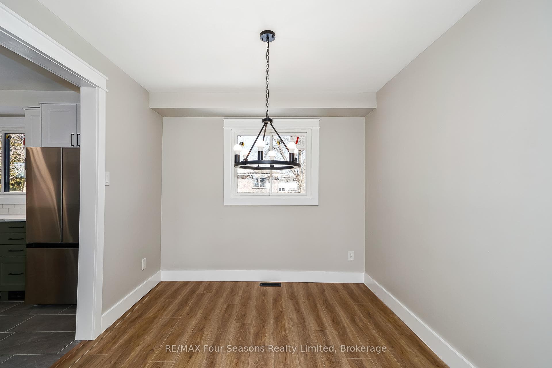 255 Valleyfield Crescent photo 9