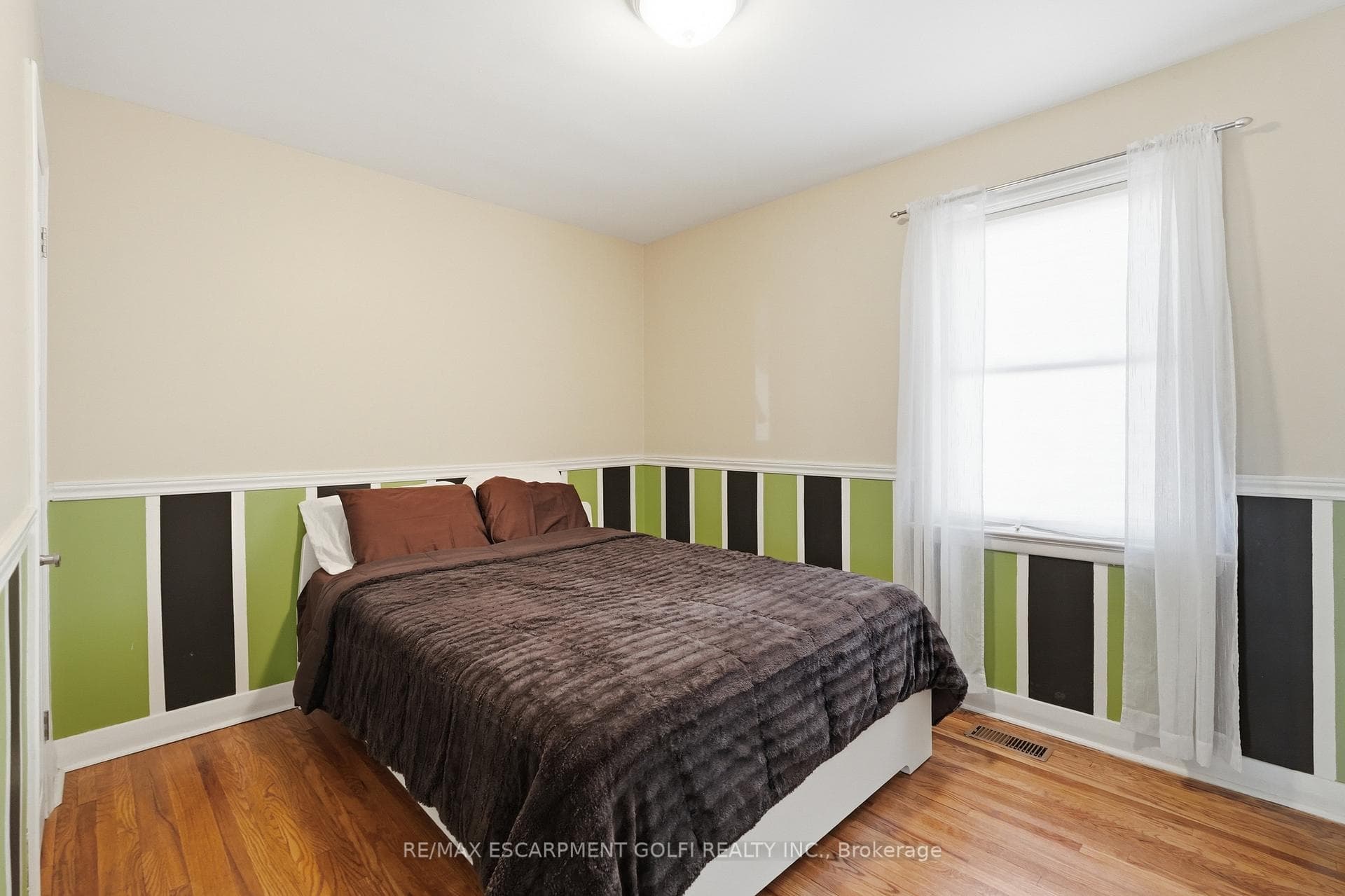 764 Brucedale Avenue photo 12