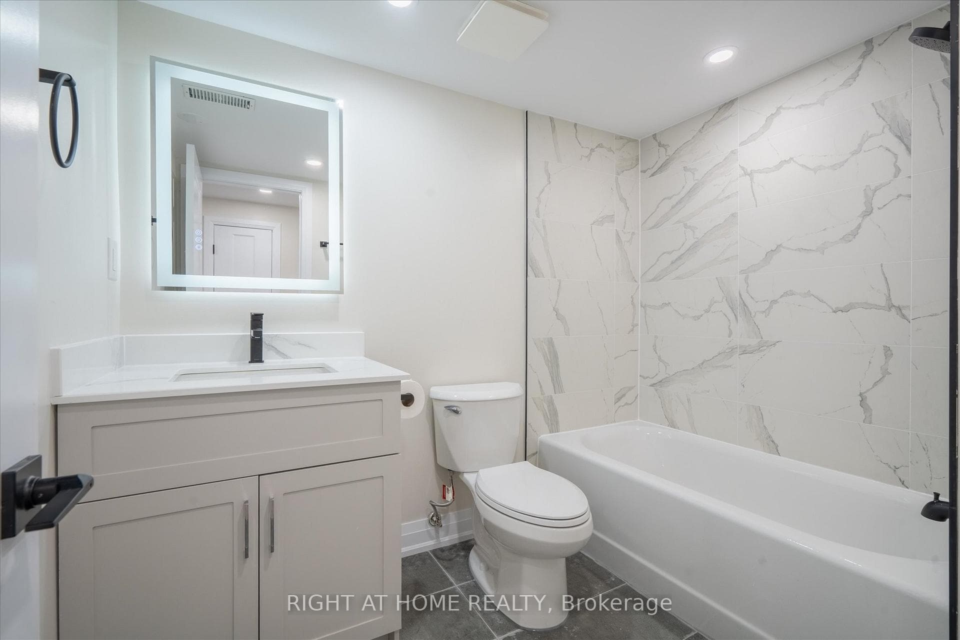 809 Helen Crescent photo 11