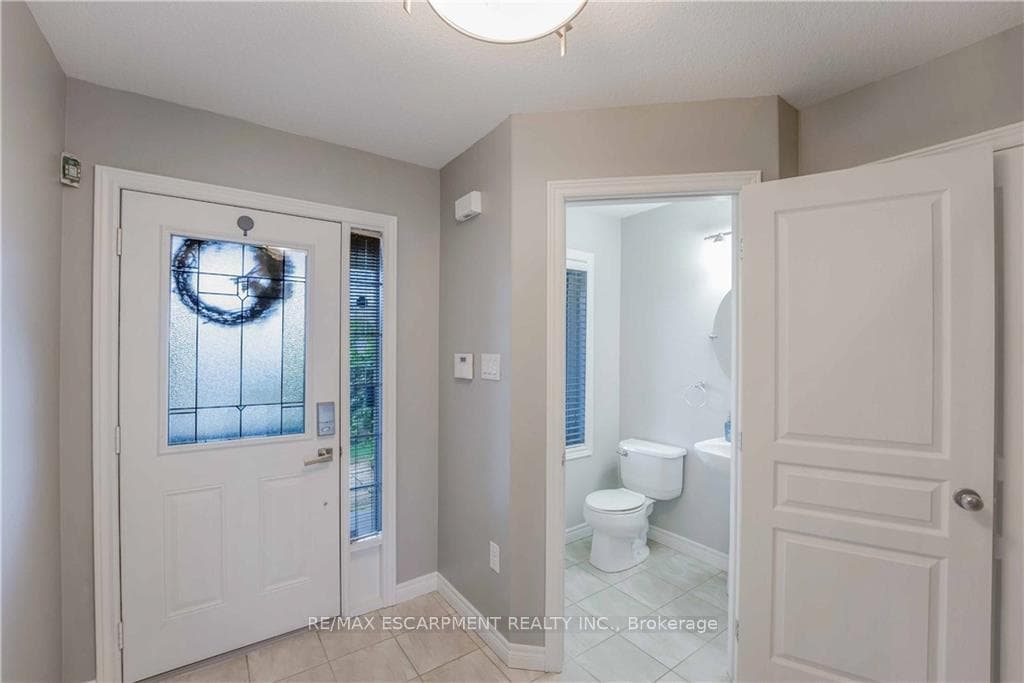 79 Sumner Crescent photo 5