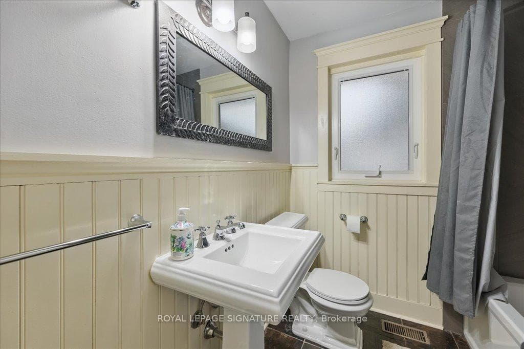 1406 Acton Crescent photo 20