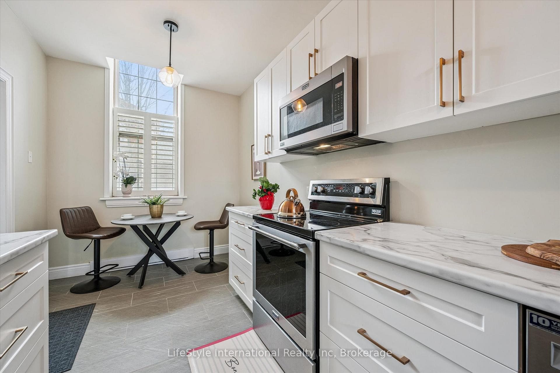 196 Arthur Street Unit 6 photo 3