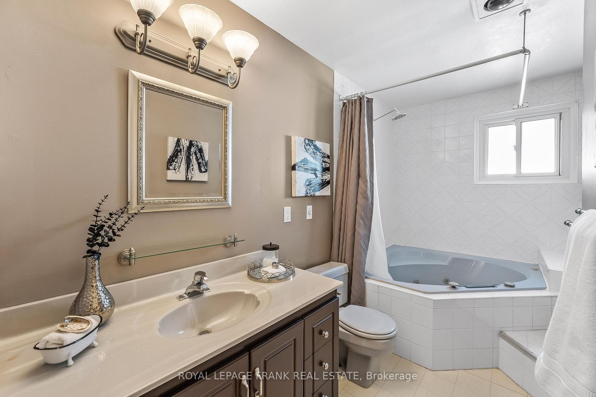 720 Aruba Crescent photo 28