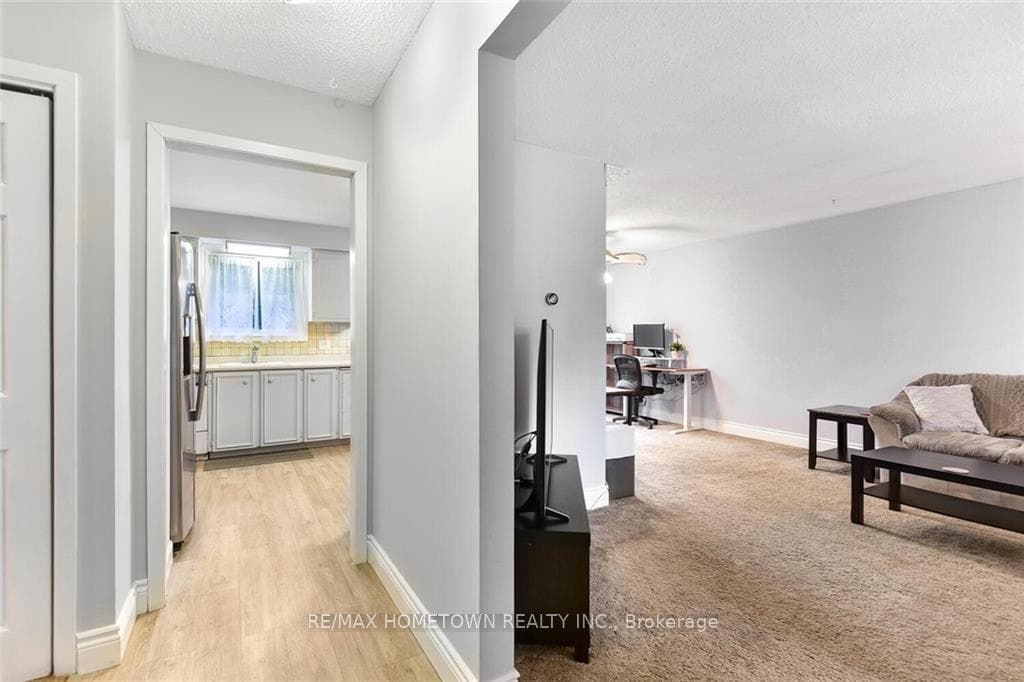 9 BERNARD Crescent photo 5
