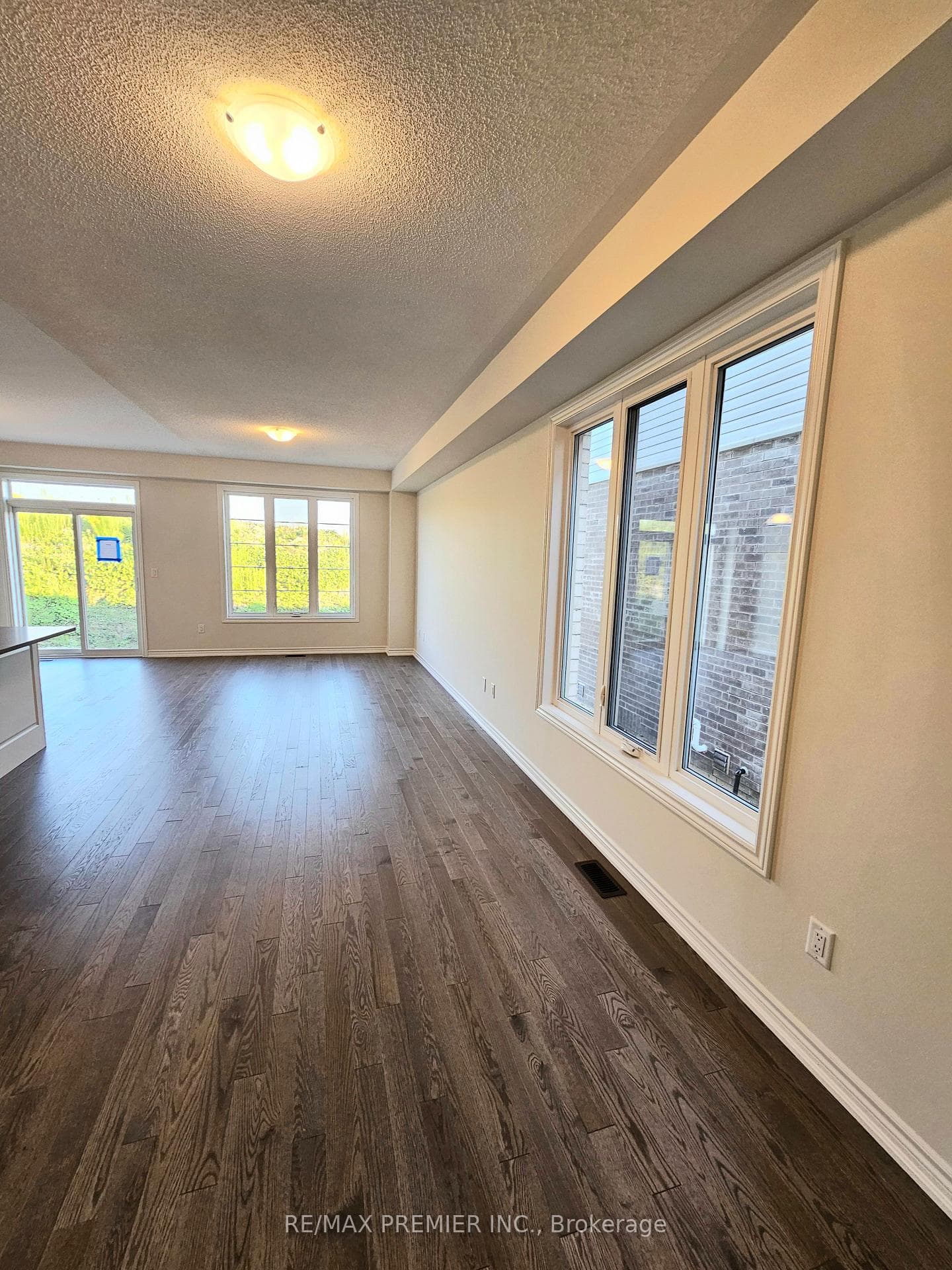 64 Phoenix Boulevard photo 6