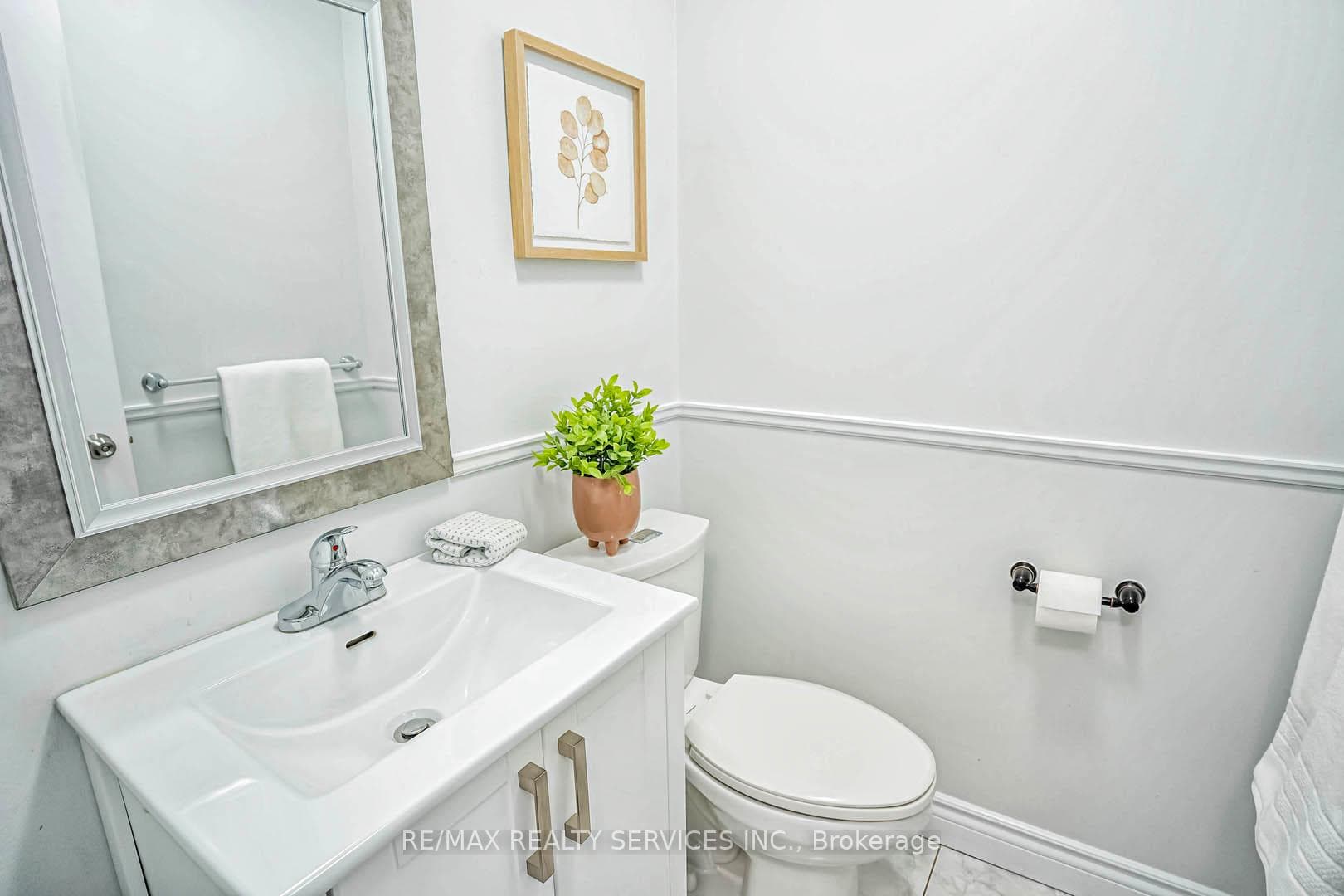 433 Jay Crescent photo 16