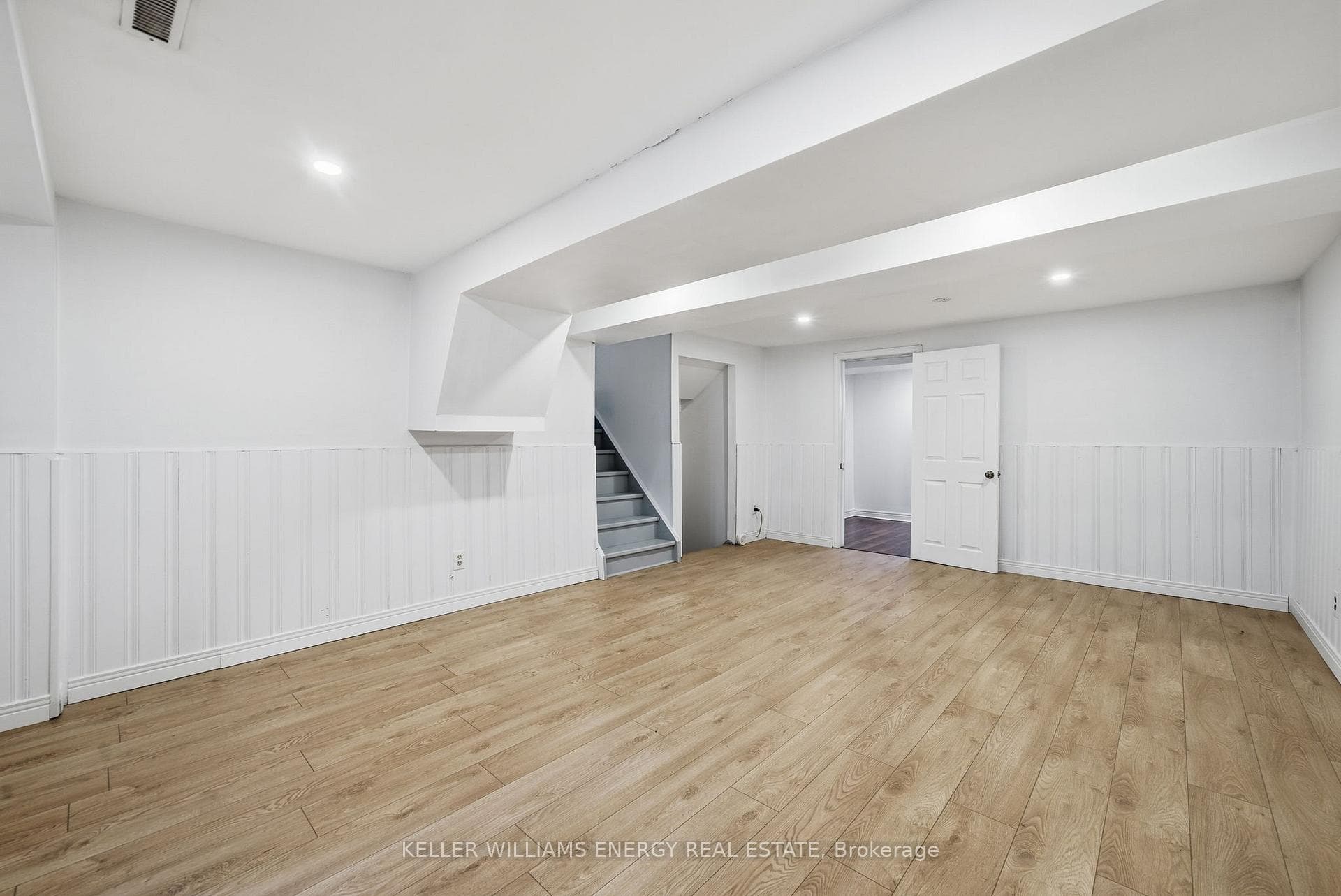 738 Greenbriar Drive photo 19